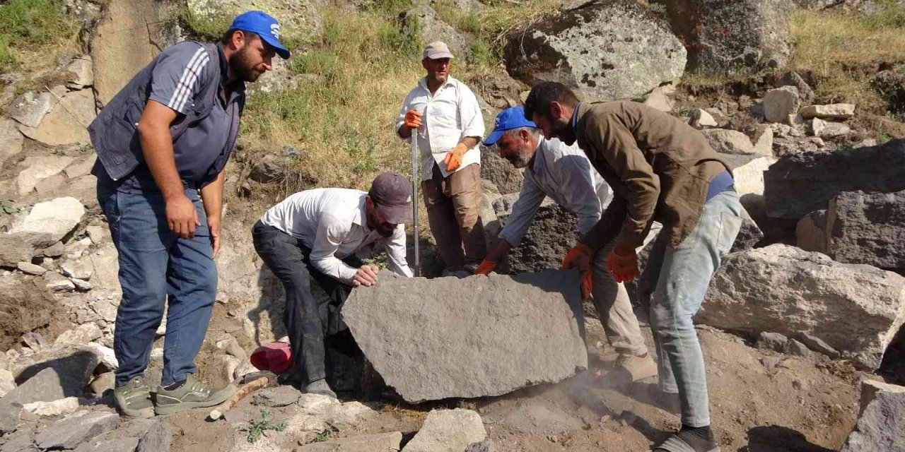 Kavurucu sıcakta ekmeklerini taştan çıkarıyorlar