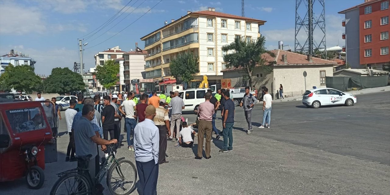 Konya'da kamyonetle motosikletin çarpıştığı kazada 2 kişi yaralandı