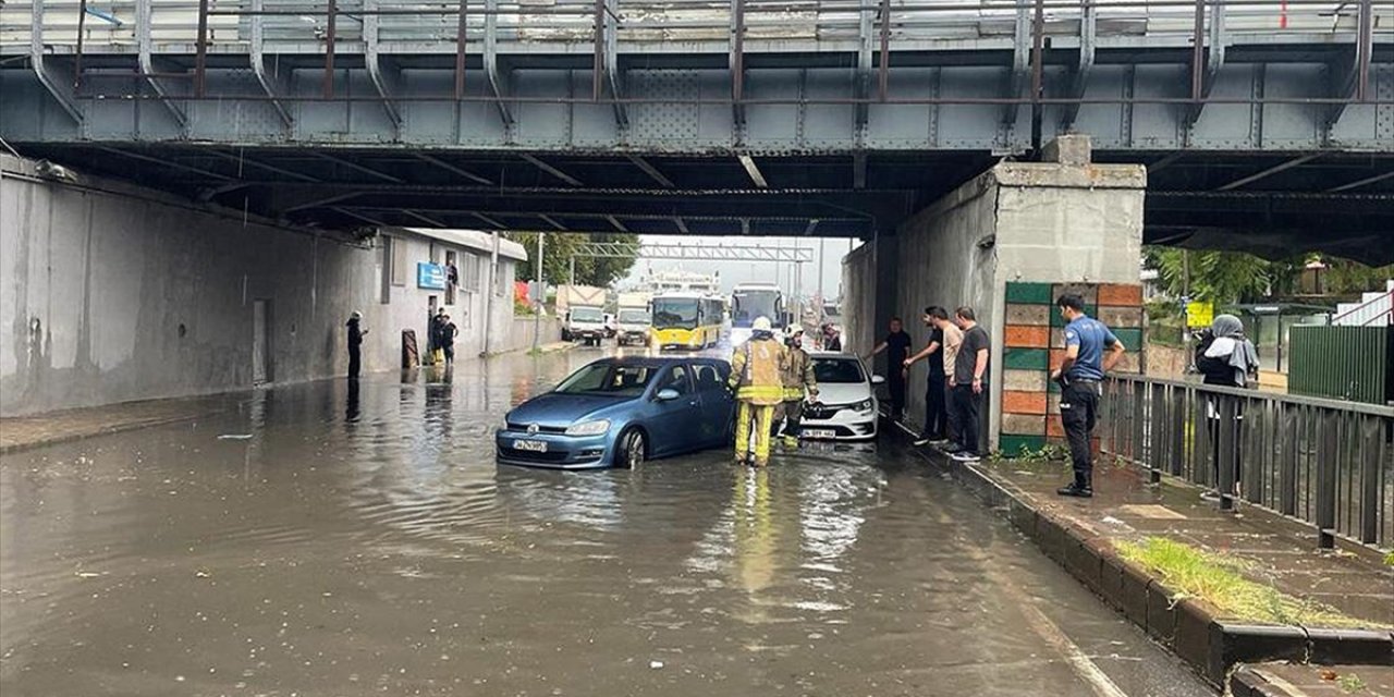 İstanbul'da kuvvetli yağış yaşamı olumsuz etkiledi