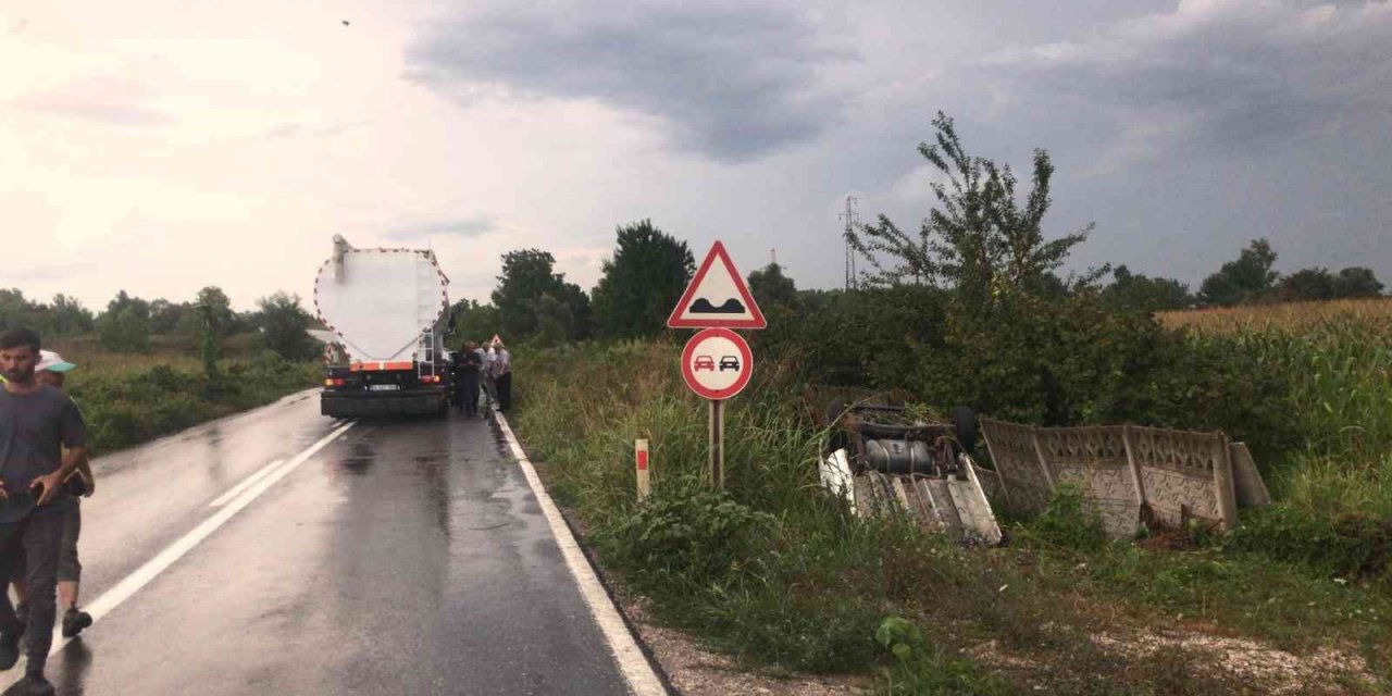 Önce kamyona çarptı sonra su kanalına düştü