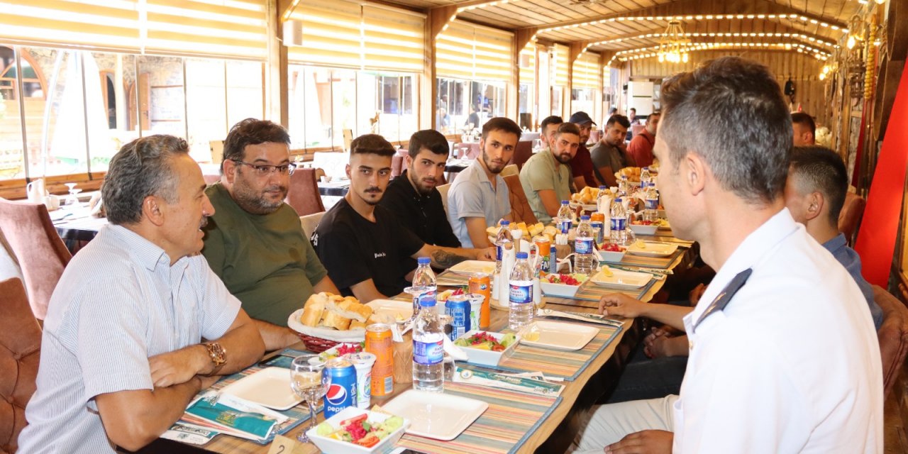 Seydişehir Belediye Başkanı Tutal, askere gidecek gençlerle yemekte buluştu