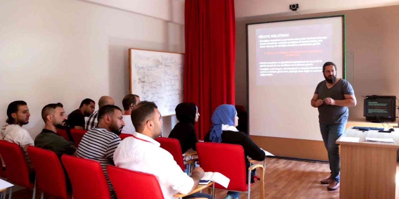 SÜ İletişim Fakültesi akademisyenlerinden Azez’deki gazetelere eğitim