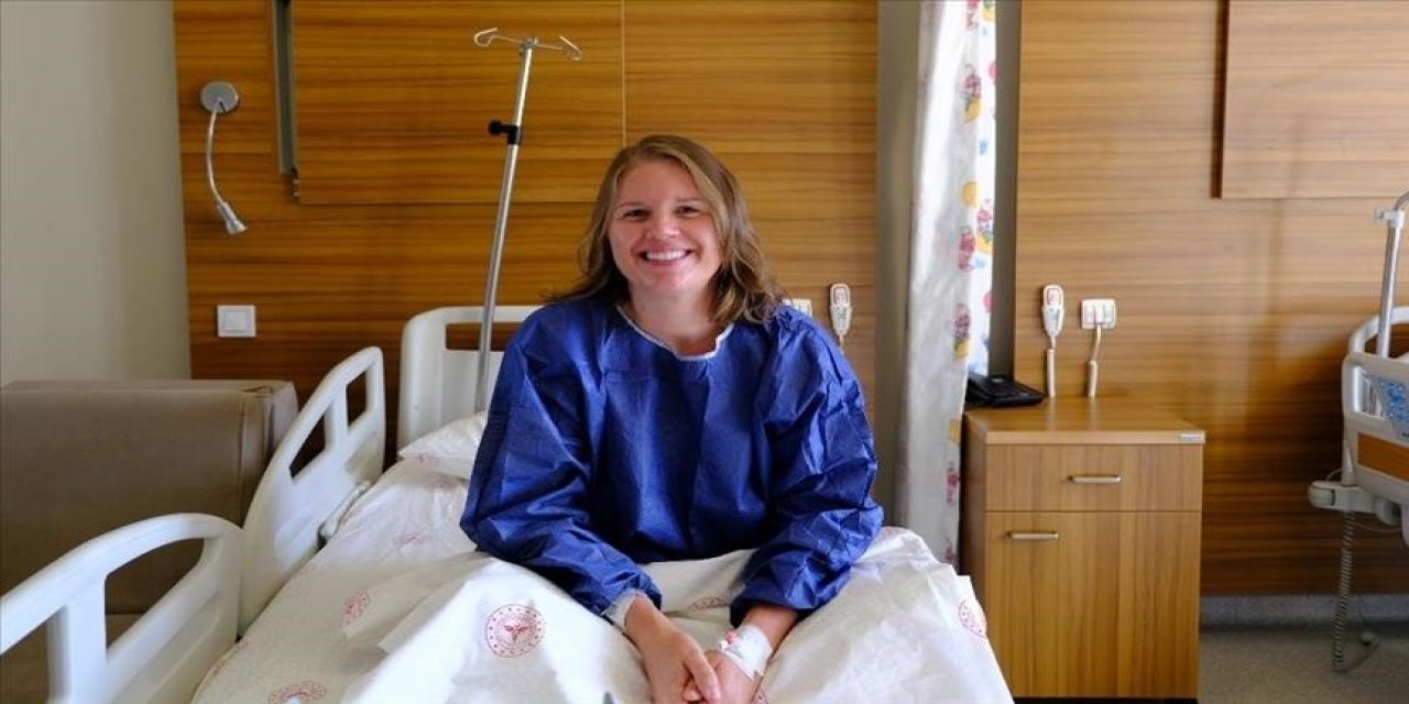 Une infirmière américaine vient en Türkiye pour subir une chirurgie esthétique