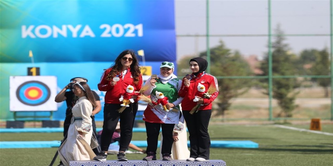 Kadınlar okçuluk makaralı yayda altın madalya İranlı Geesa’nın