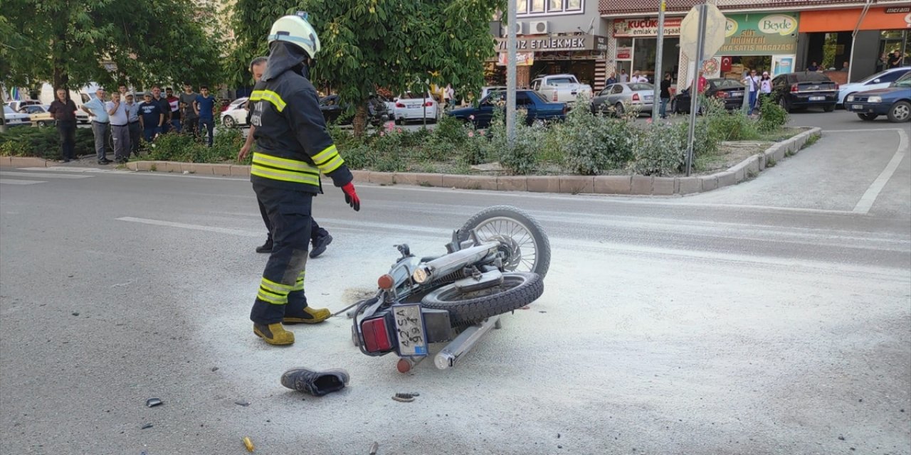 Konya'da hafif ticari araca çarpan motosiklet alev aldı