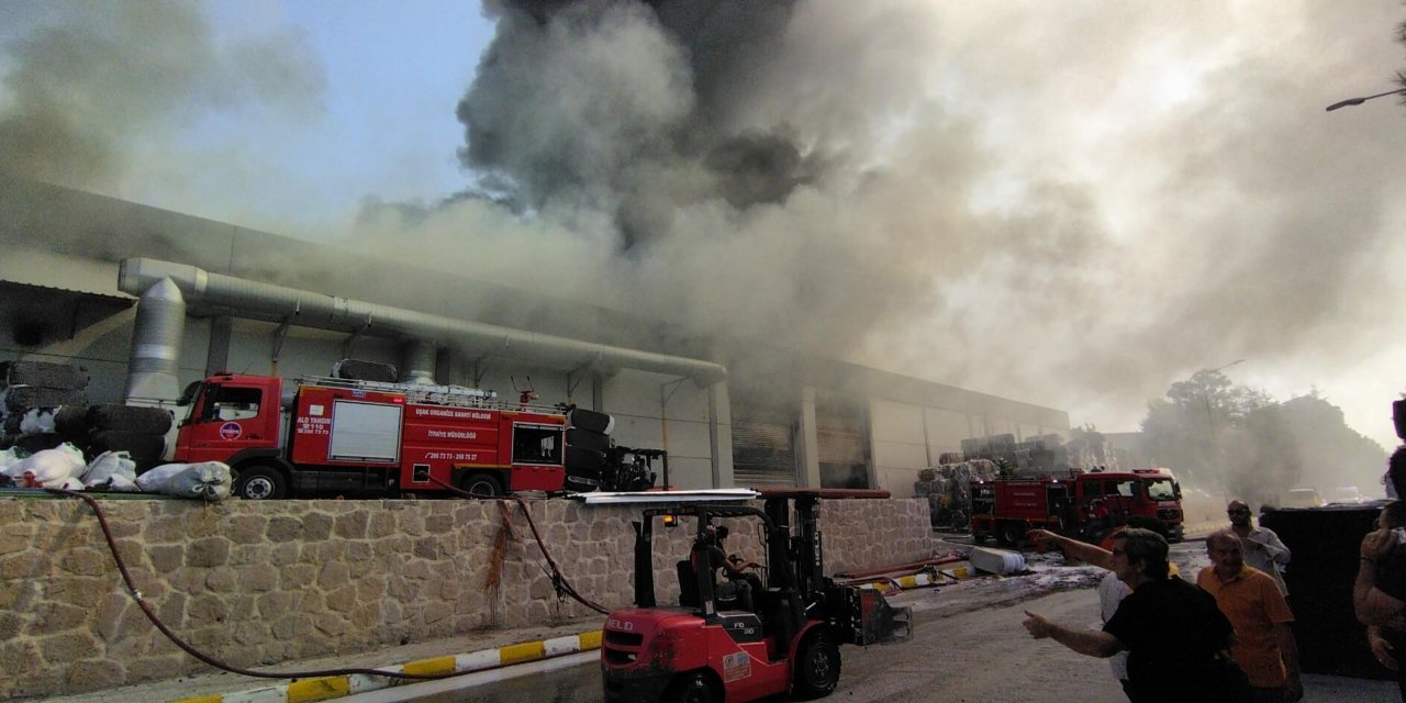 Uşak'ta iplik fabrikasında çıkan yangın söndürüldü
