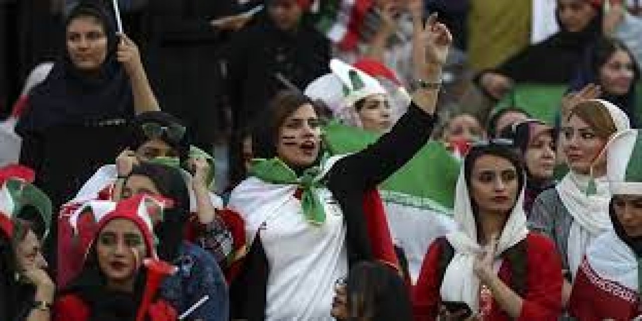 İran'da ilk kez Süper Lig maçında tribünler kadınlara açıldı