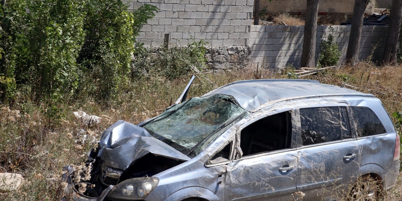 Tokat'ta devrilen otomobildeki 3 kişi yaralandı