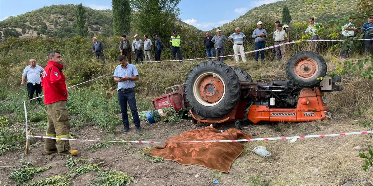 Kazada devrilen traktörün sürücüsü ile yeğeni hayatını kaybetti