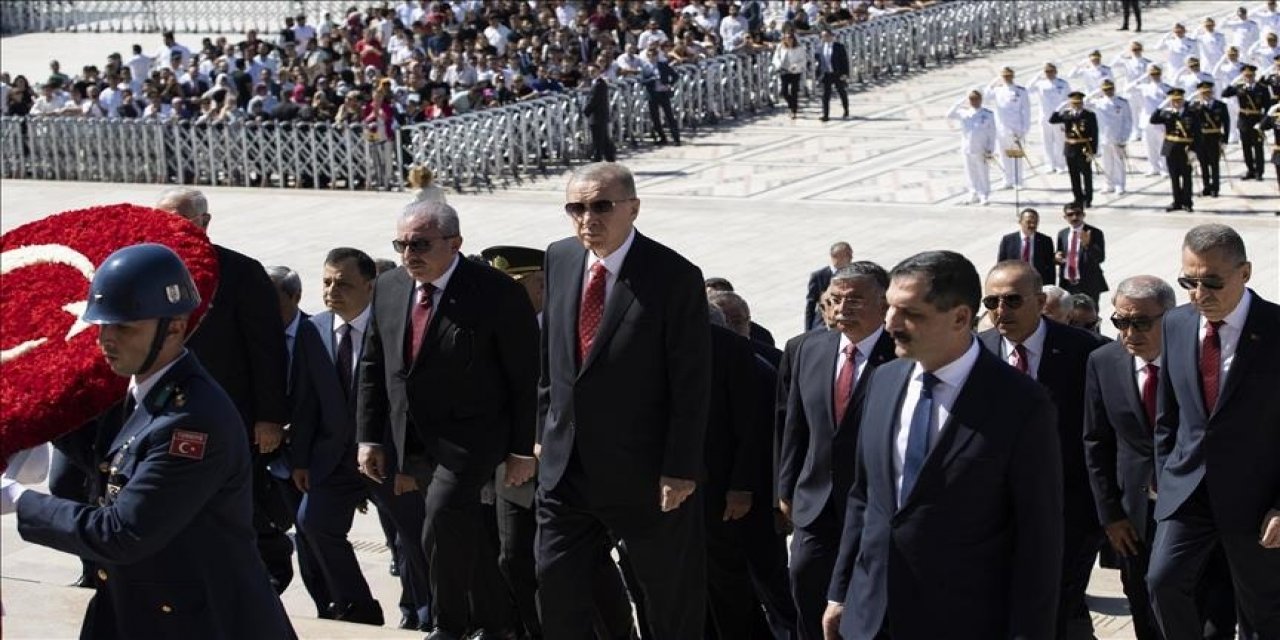Türkiye : Erdogan visite le mausolée d'Atatürk à l'occasion de la Fête de la Victoire