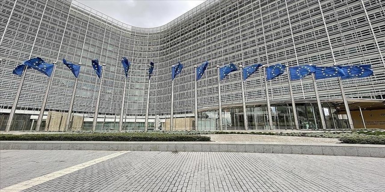 EU top diplomats divided over ban on Russian tourist visas