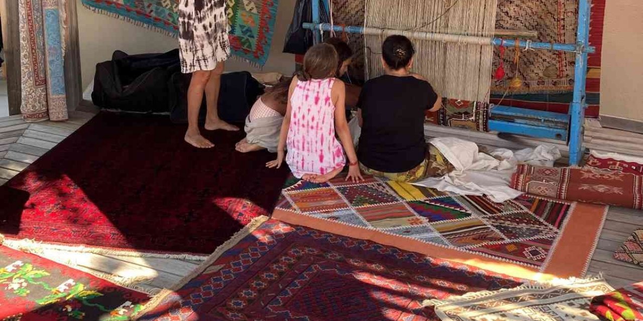 Yerel dokuma ürünleri turistlerin ilgisini çekiyor