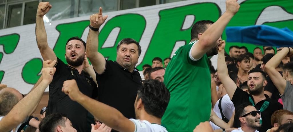 Giresun belediye başkanı Konyaspor maçını taraftarla izledi