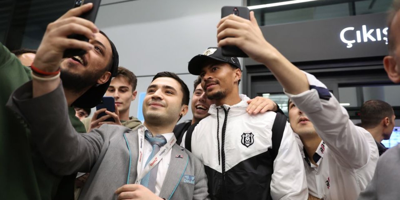 Beşiktaşlı taraftarlardan takımlarına coşkulu karşılama