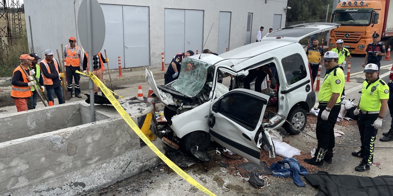 Hafif ticari araç gişelere çarptı: 3 kişi öldü, 1 kişi yaralandı