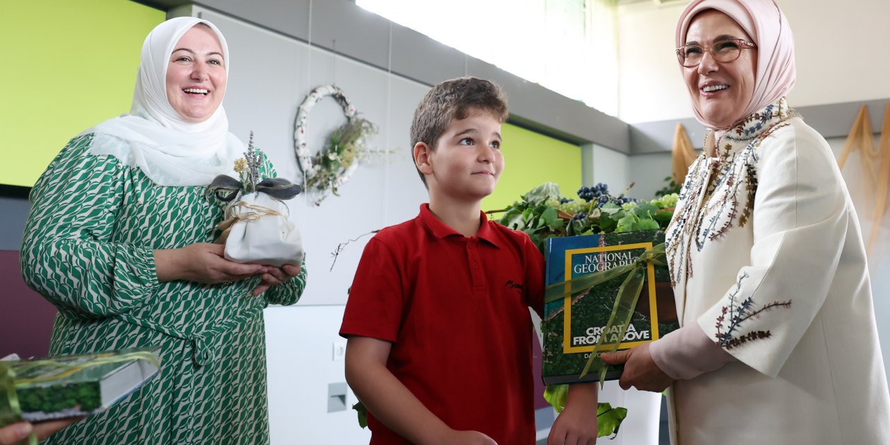 Emine Erdoğan, Zagreb'de spor projesi yürütülen ilkokulu ziyaret etti