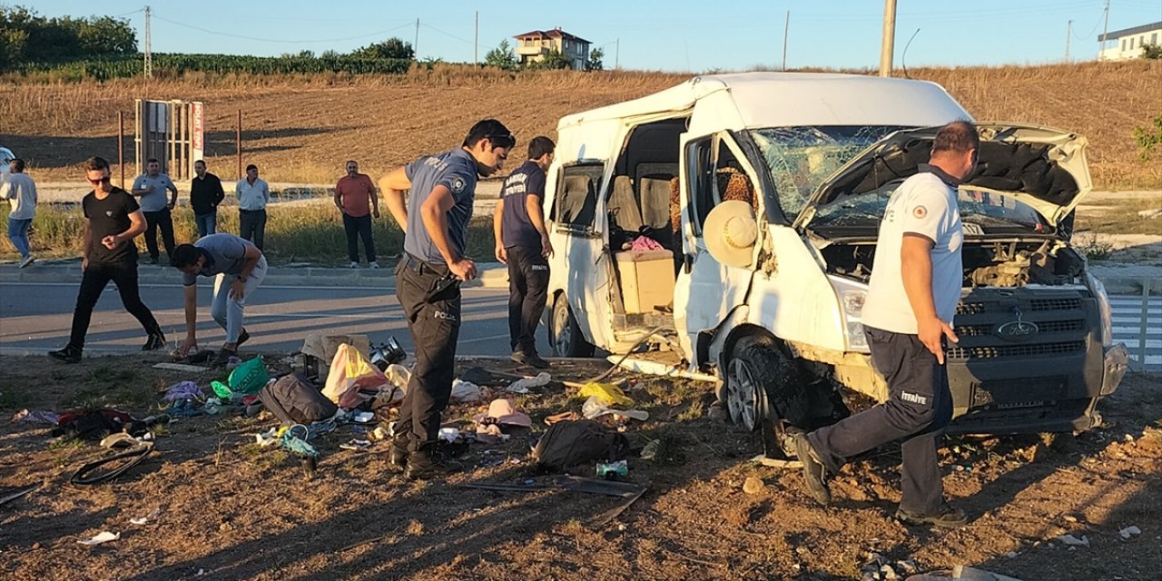 Samsun'da tarım işçilerini taşıyan minibüs devrildi, 27 kişi yaralandı