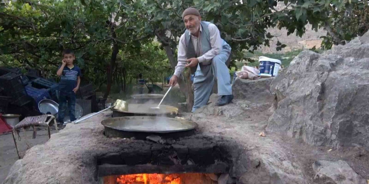 Siirt’te organik pekmez yapımına devam ediliyor