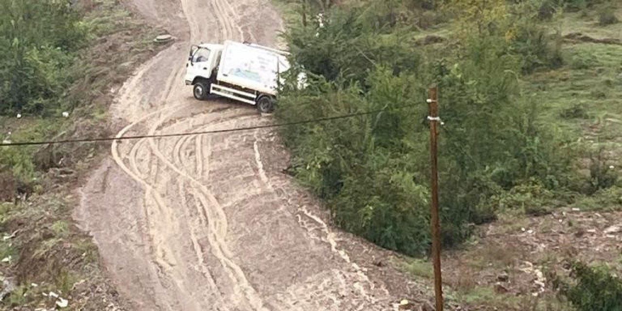 Yolu olmayan ‘Sofia Evleri’nde çöp kamyonu çamura saplandı