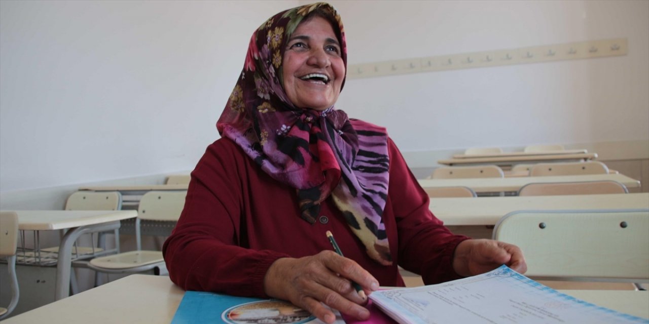 Konya'da 52 yaşındaki kadın hayatını okuma yazma öğrenerek kolaylaştırdı