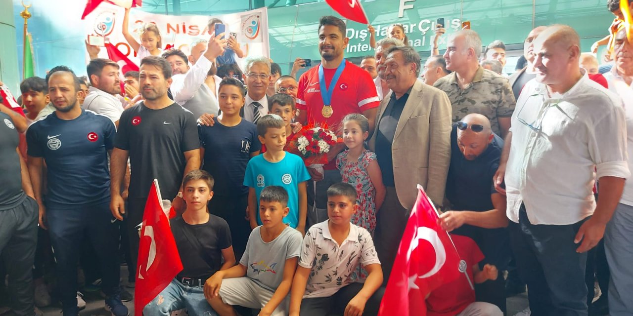 Dünya şampiyonu Taha Akgül'e Ankara'da coşkulu karşılama