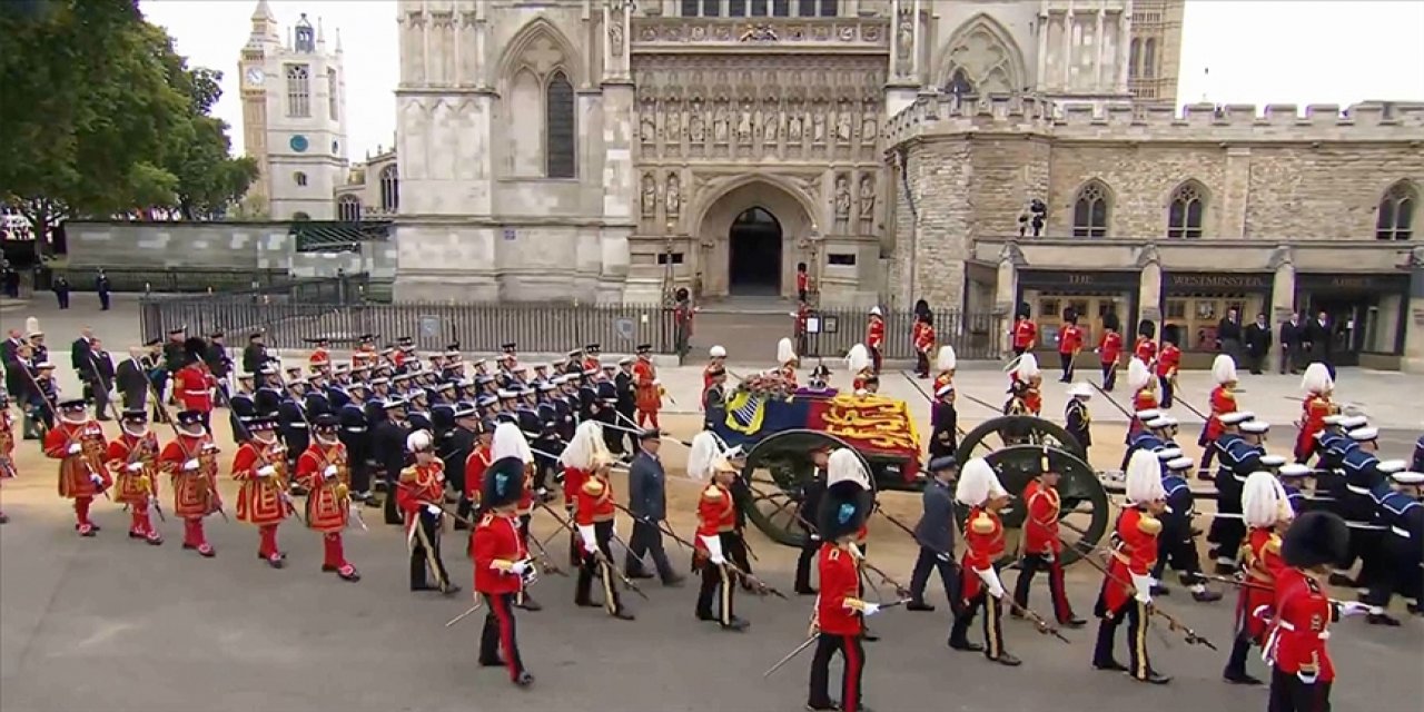 Kraliçe 2. Elizabeth'in resmi cenaze töreni 2000 bin davetlinin katılımıyla yapıldı