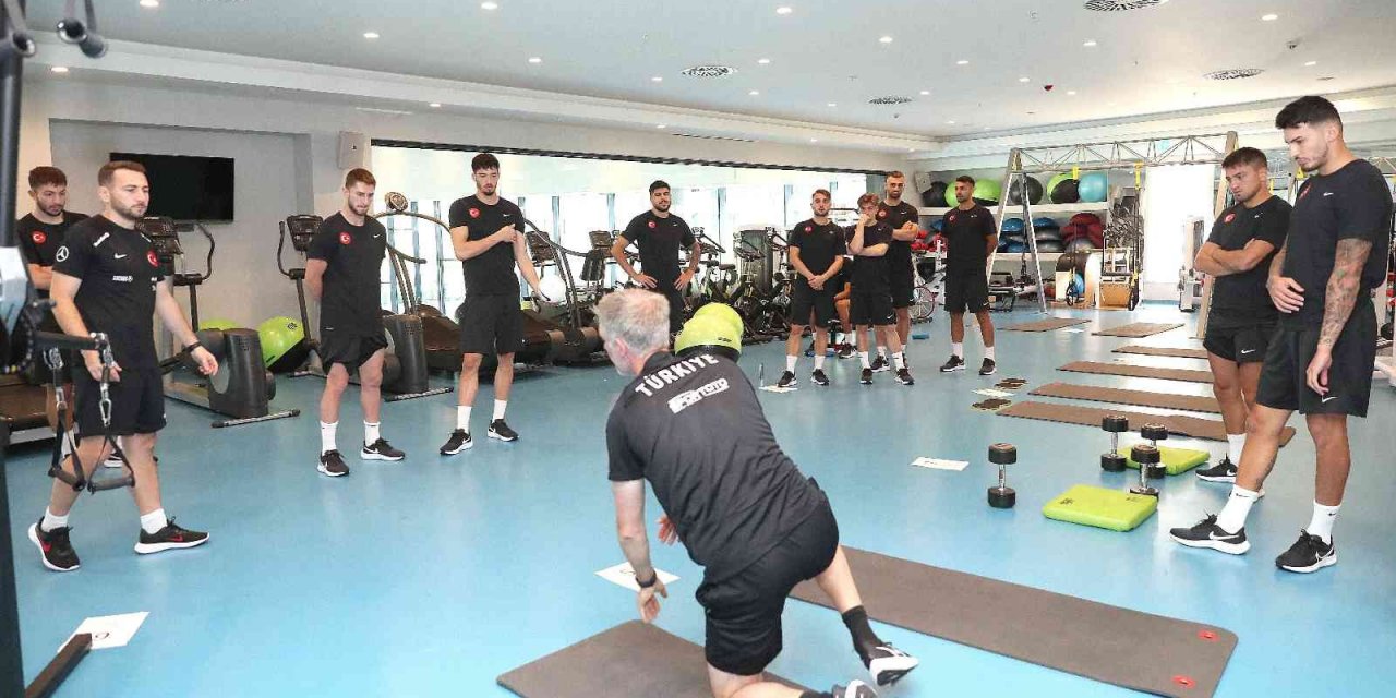 Milliler salonda çalıştı