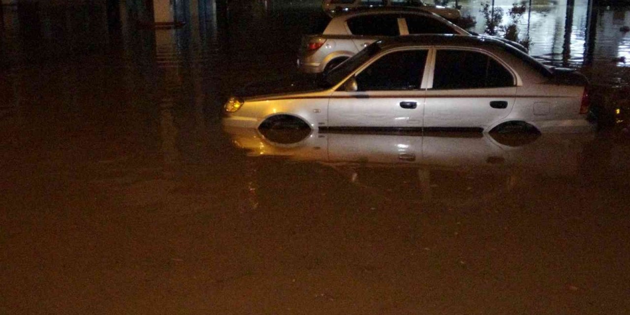 Osmaniye’de gece saatlerinde bastıran sağanak hayatı olumsuz etkiledi