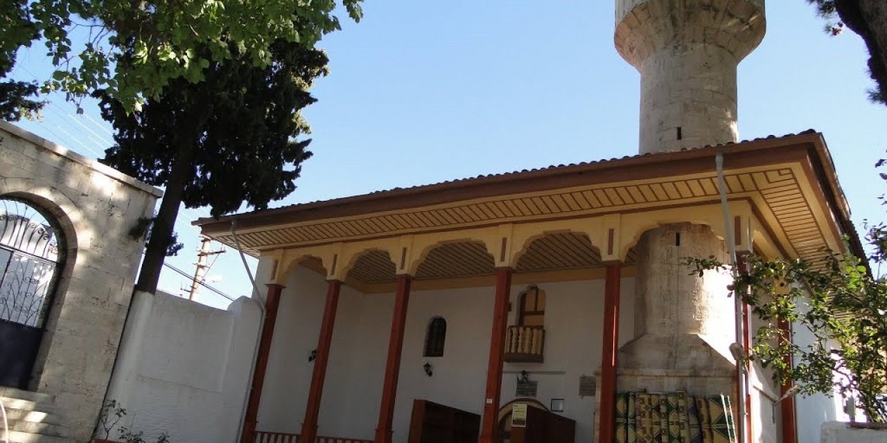 Tarihi camii her yıl ziyaretçi akınına uğruyor