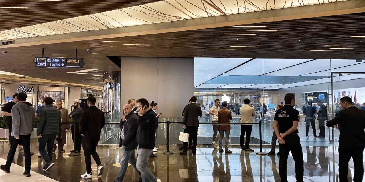 57 bin TL’lik Apple'ın yeni model cep telefonunu almak için kuyruk oluştu