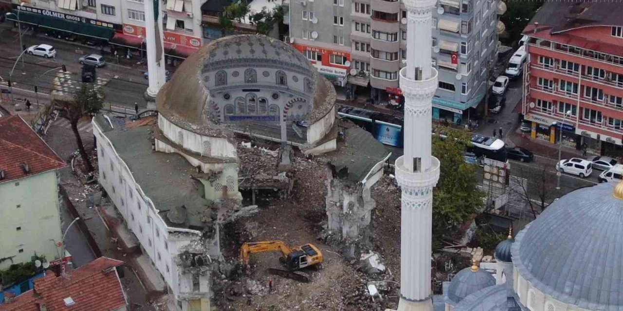 43 yıllık cami yıkıldıktan sonraki ilginç görüntüsüyle dikkat çekiyor