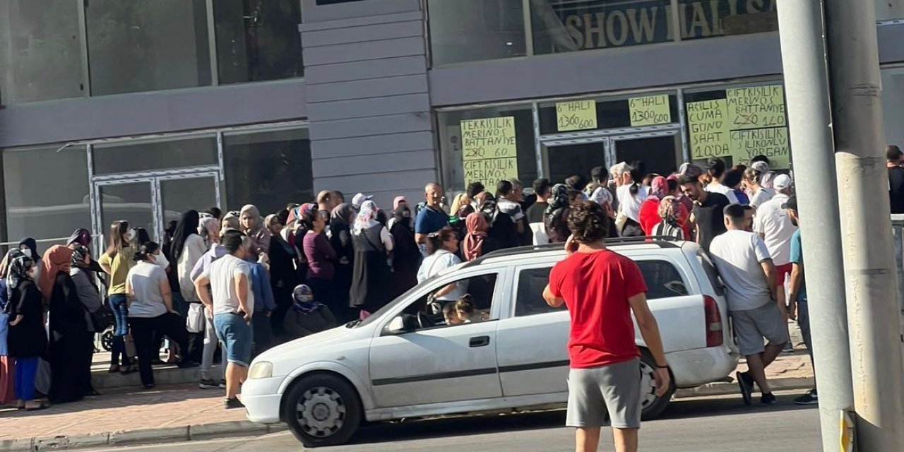 Antalya’da açılışı yapılan mağazada ucuz halı izdihamı