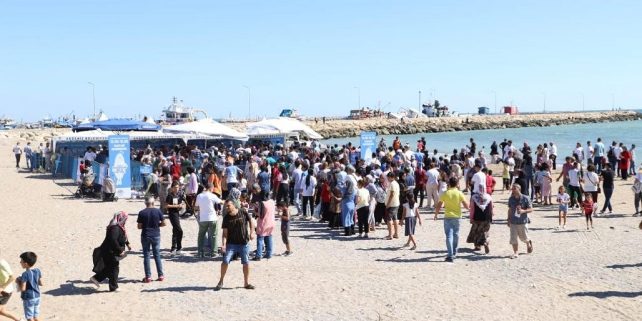 Mersinliler balığa doydu, festivalde tam 10 ton balık ekmek dağıtıldı