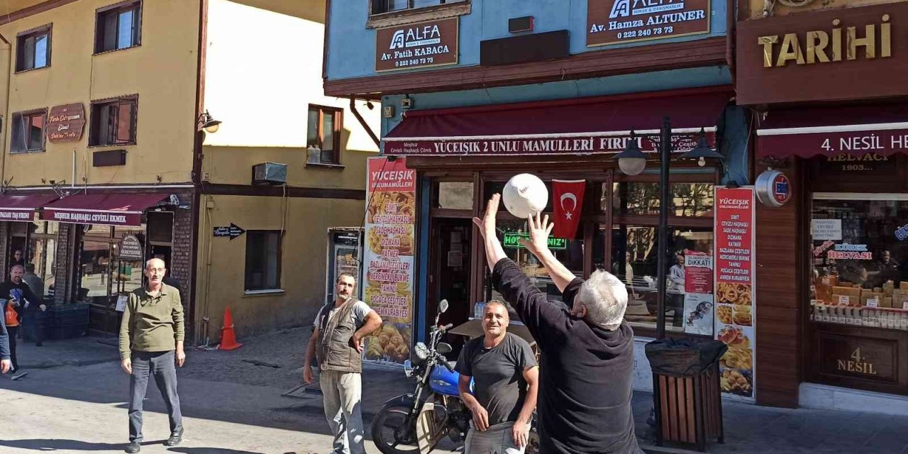 Cadde kapatma uygulamasını top oynayarak protesto ettiler