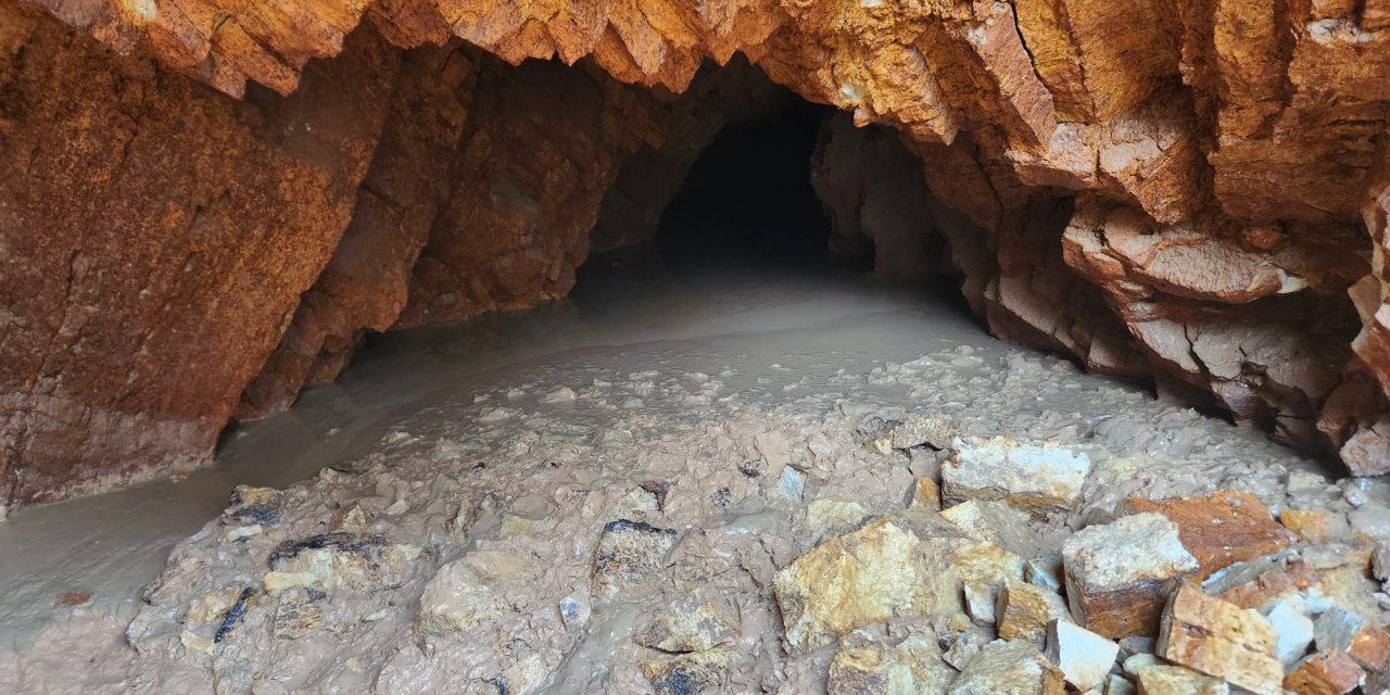 Yol çalışmasında keşfedilen mağara, yer altı sularıyla oluşmuş