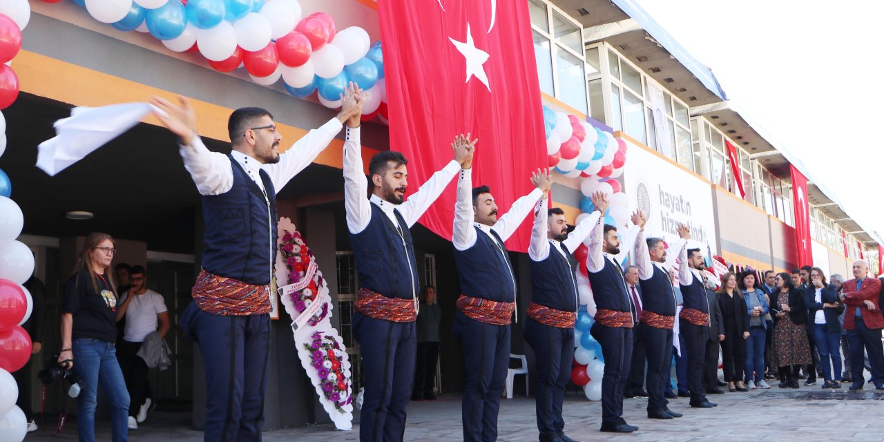 Davulluzurnalı açılış! Üniversitenin yanan yemekhanesine onarılarak hizmete açıldı