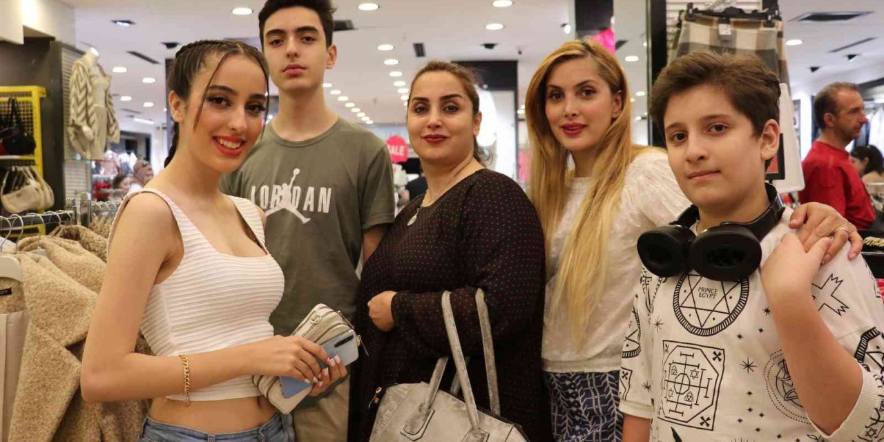 İranlı turistler esnafın yüzünü güldürdü