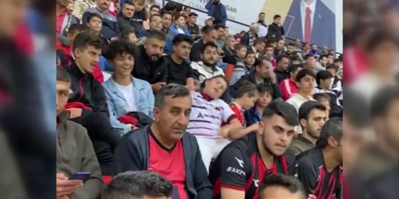 Çocuk taraftarın tribündeki ruh hali sosyal medyayı salladı