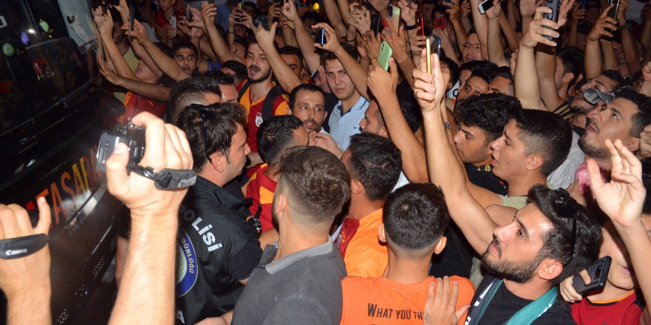 Galatasaray kafilesi, Adana’da coşkuyla karşılandı