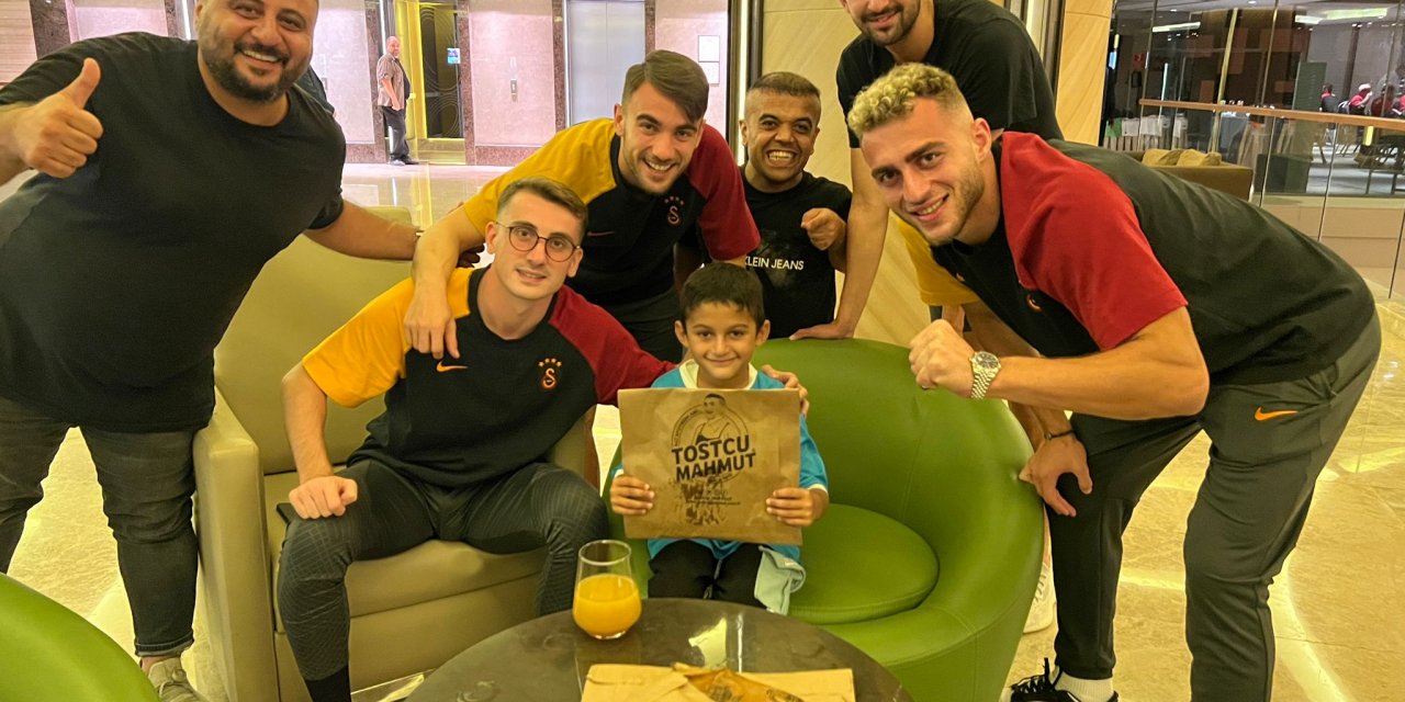 Galatasaraylı oyunculara 'Adana tostu' ikram edildi