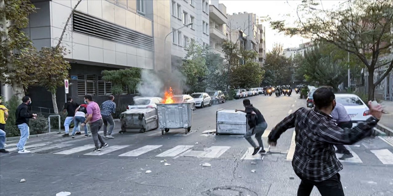 Tahran'da gösteri düzenleyen öğrencilere polis müdahale etti