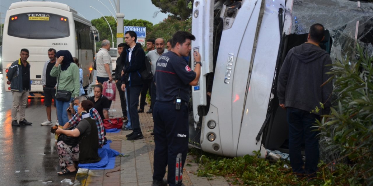 Antalya’da servis midibüsü devrildi, 9 kişi yaralandı