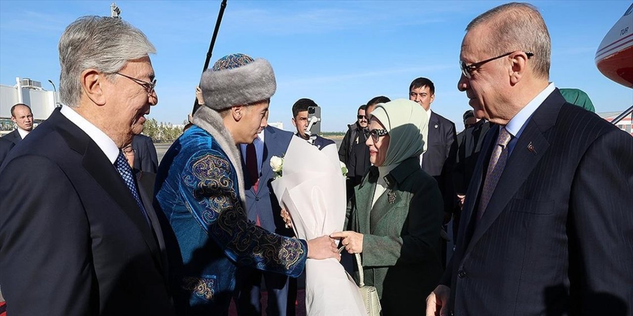 Cumhurbaşkanı Erdoğan, Tokayev tarafından resmi törenle karşılandı