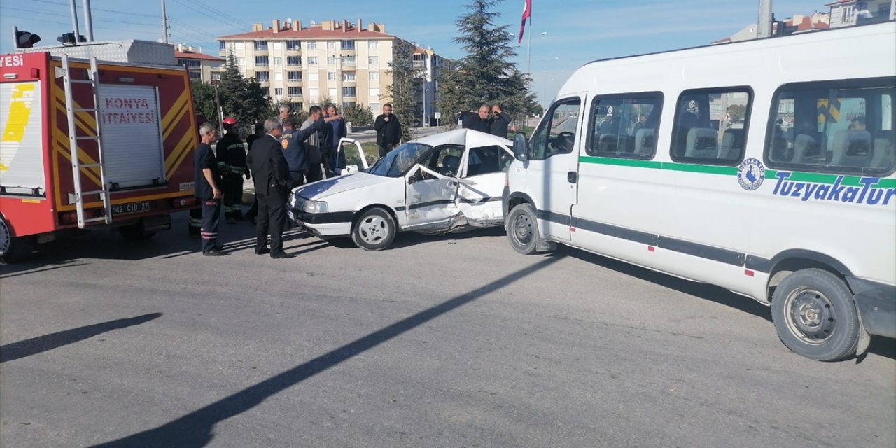 Konya'da okul servisi ile otomobil çarpıştı: Yaralılar var