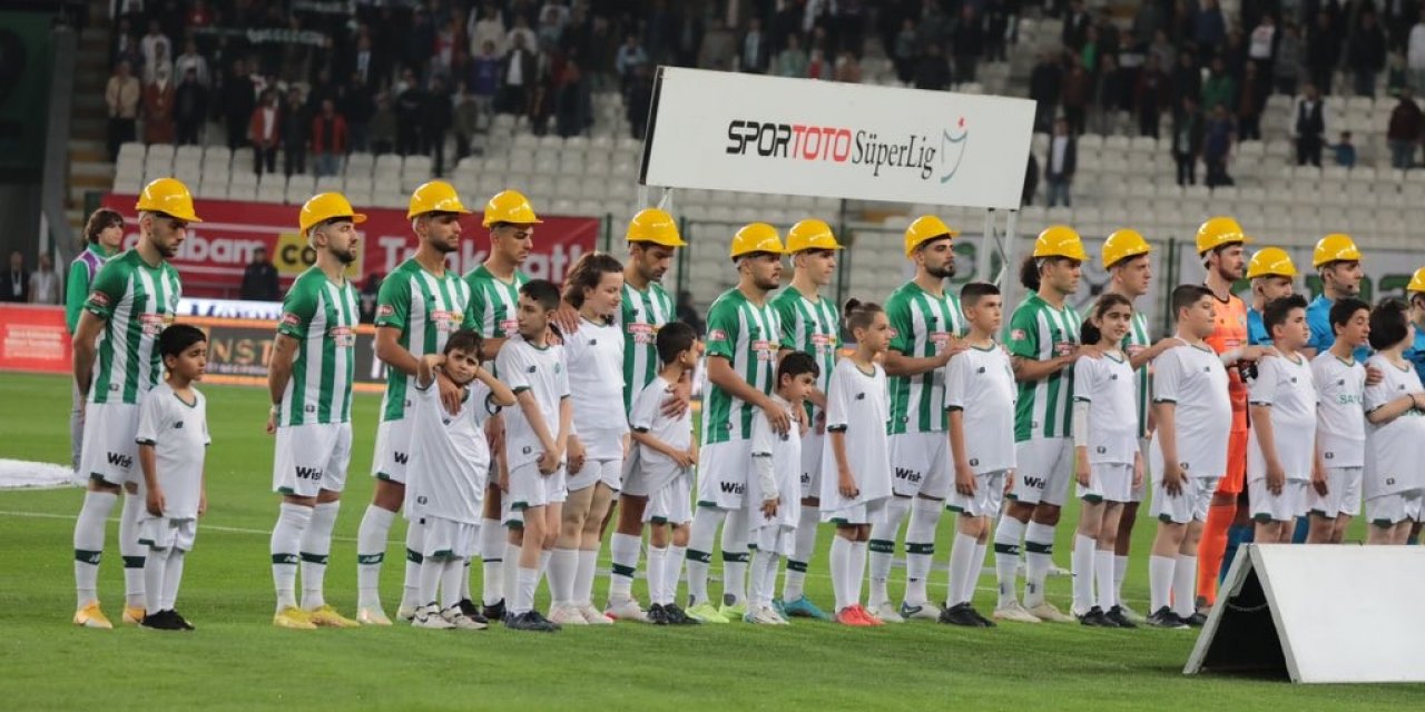 Konya'da "maden faciası" unutulmadı, futbolcular maça baretle çıktı