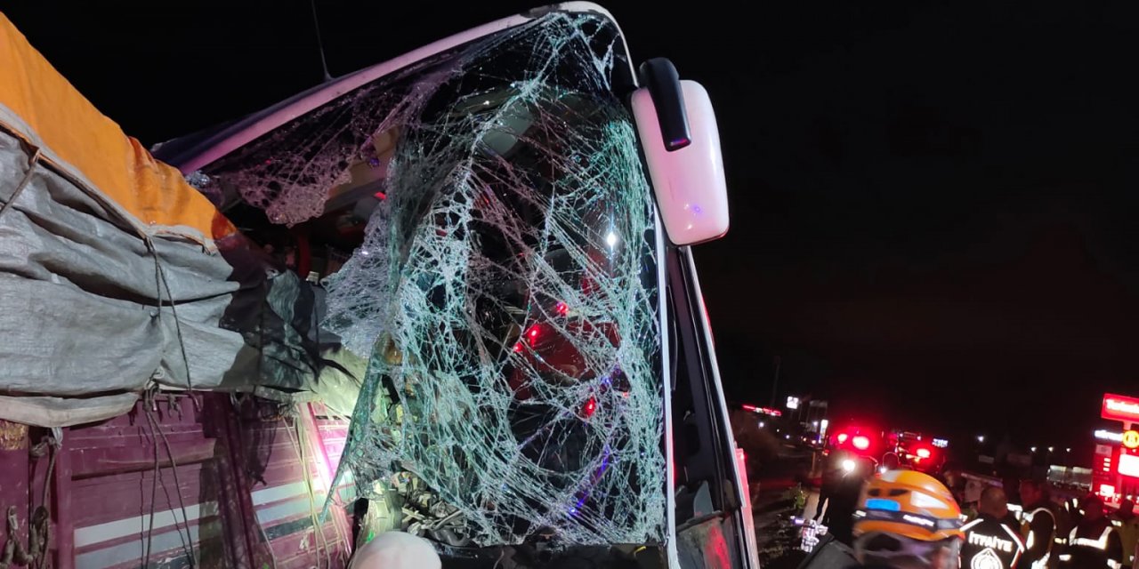 Amasya'da yolcu otobüsü, kamyona çarptı: 2 ölü, 20 yaralı