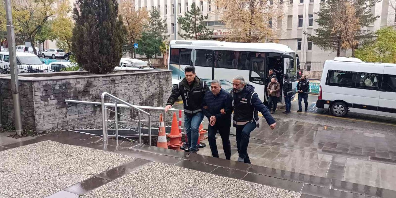 FETÖ yapılanmasına Erzurum'da Gazi Turgut Aslan Operasyonu: 13 gözaltı