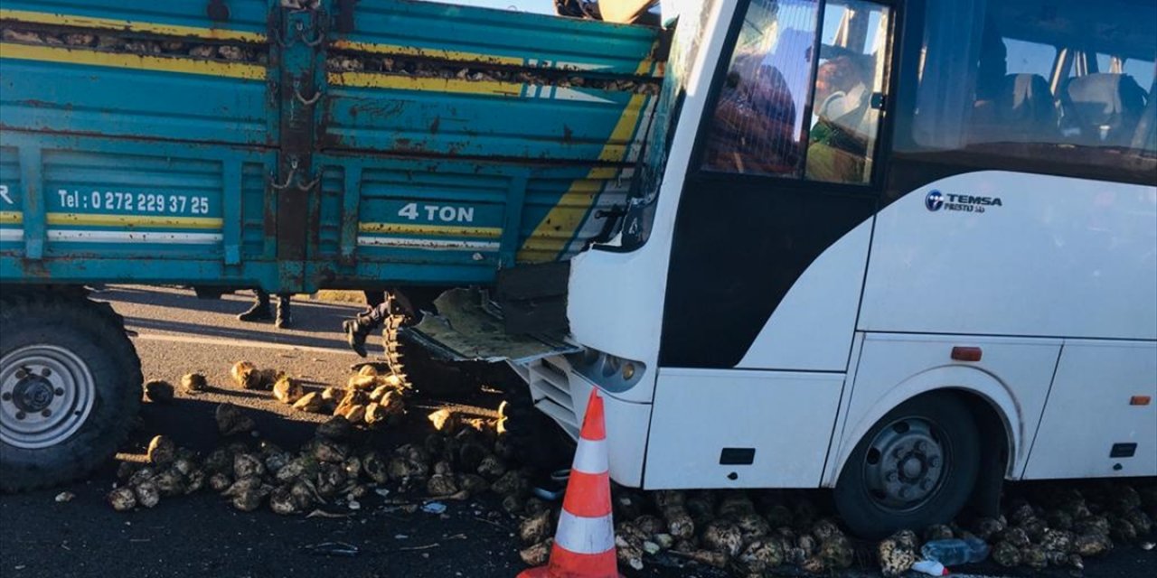 İşçi servisi ile traktör çarpıştı: 22 kişi yaralandı