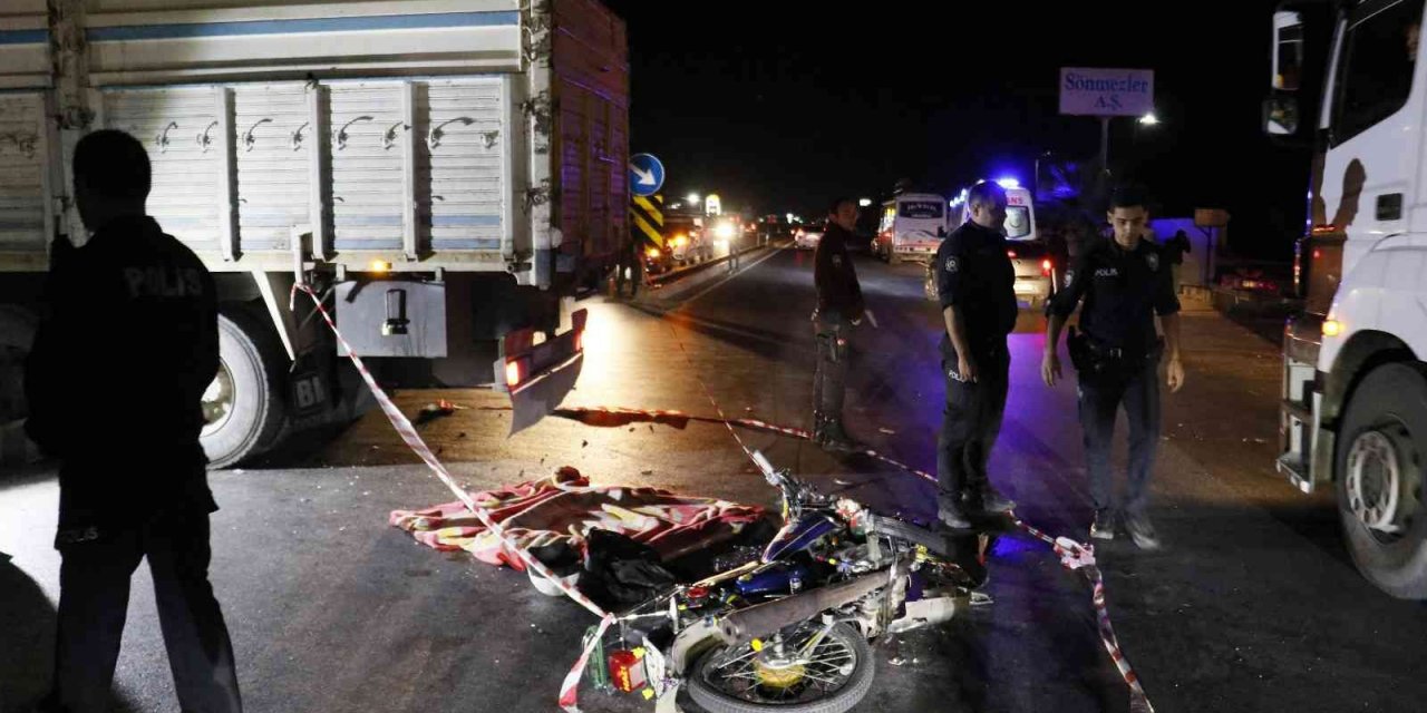 Motosiklet ile kamyon çarpıştı: 1 ölü, 1 yaralı