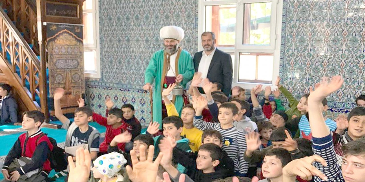Çocuklar camide Nasreddin Hoca ile eğlendiler